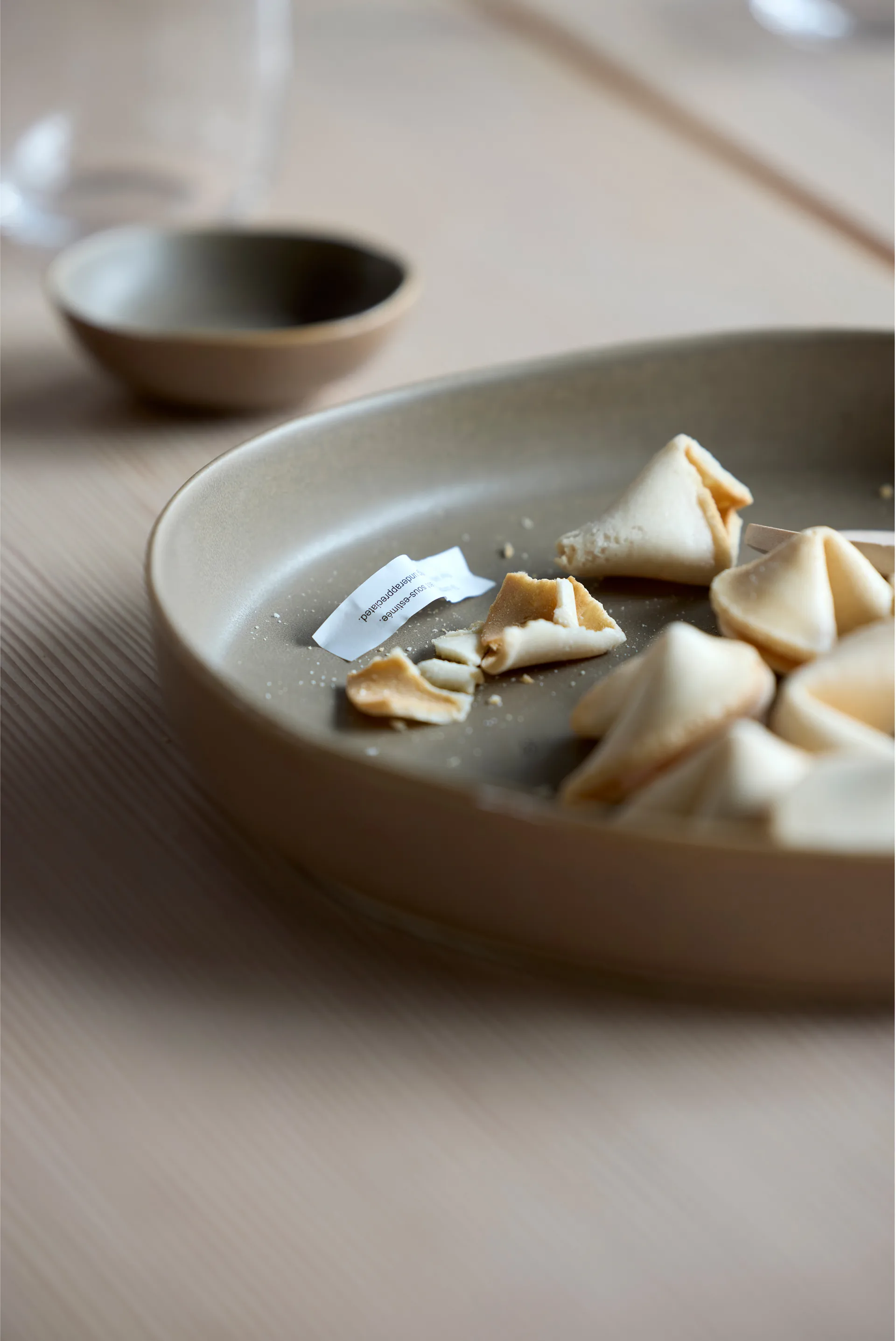 Shoku サービングプレート Ø28 cm, Warm Brown Villa Collection