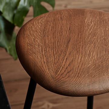 Pebble バースツール - Smoked oak, h.65, black legs - Warm Nordic