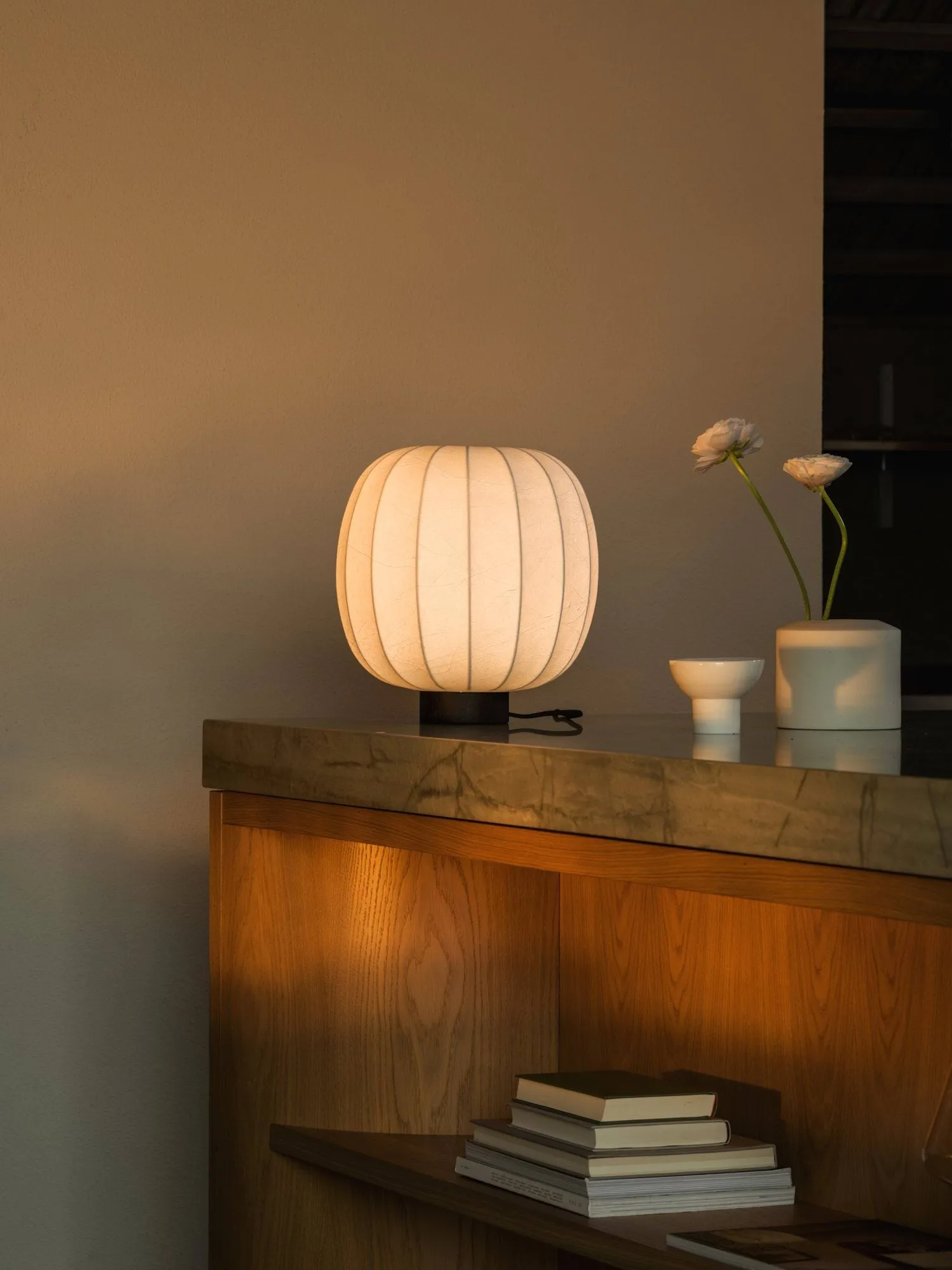 Lunari テーブルランプ, ホワイト-ダークアッシュ、Ø30x32 cm Watt & Veke | ワット & ヴェケ