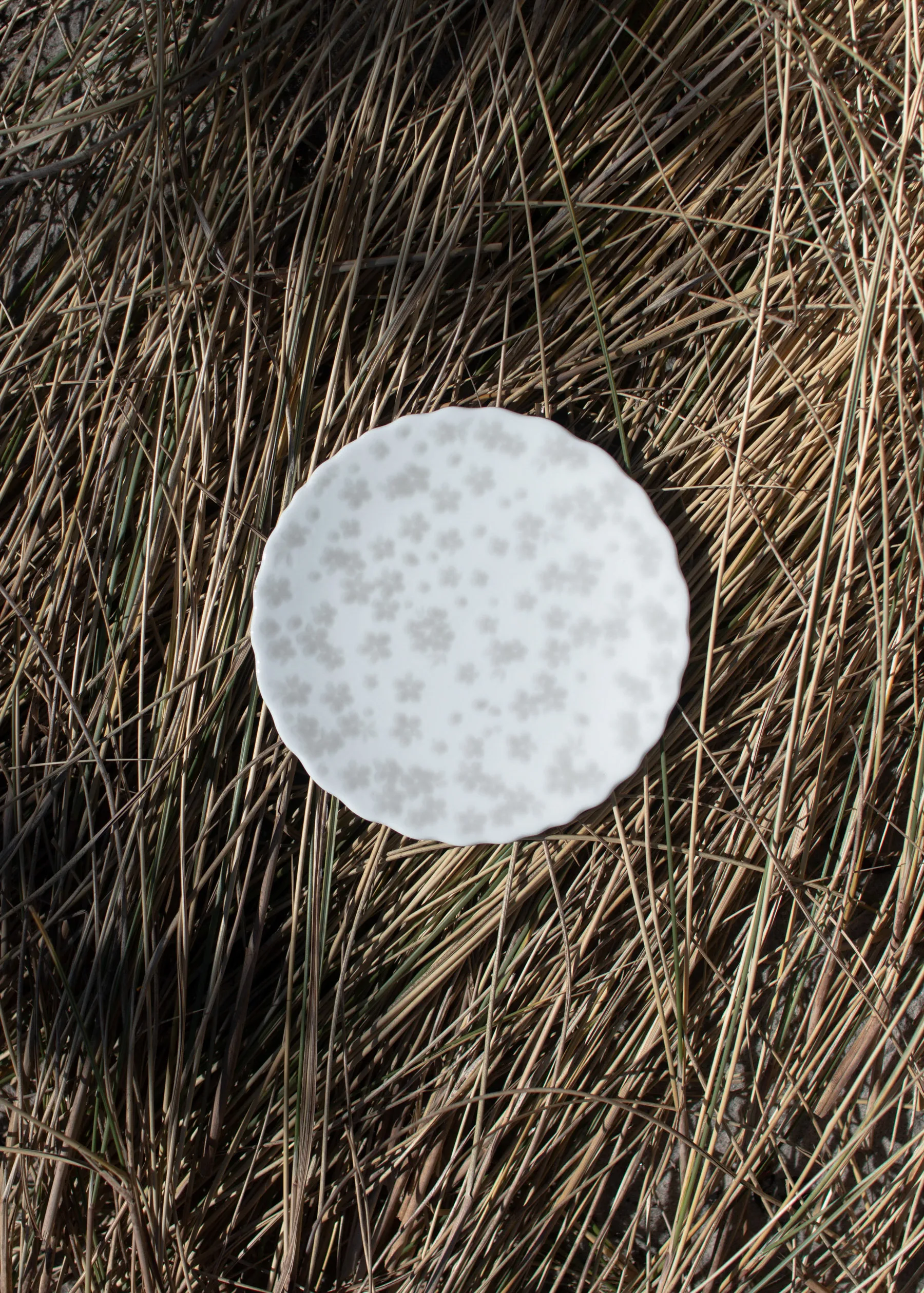 Slåpeblom プレート Ø13 cm, grey Wik & Walsøe | ウィック & ワルソー