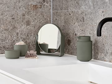 Ume テーブルミラー 5倍拡大鏡 19x19.5 cm - Olive green - Zone Denmark | ゾーン デンマーク