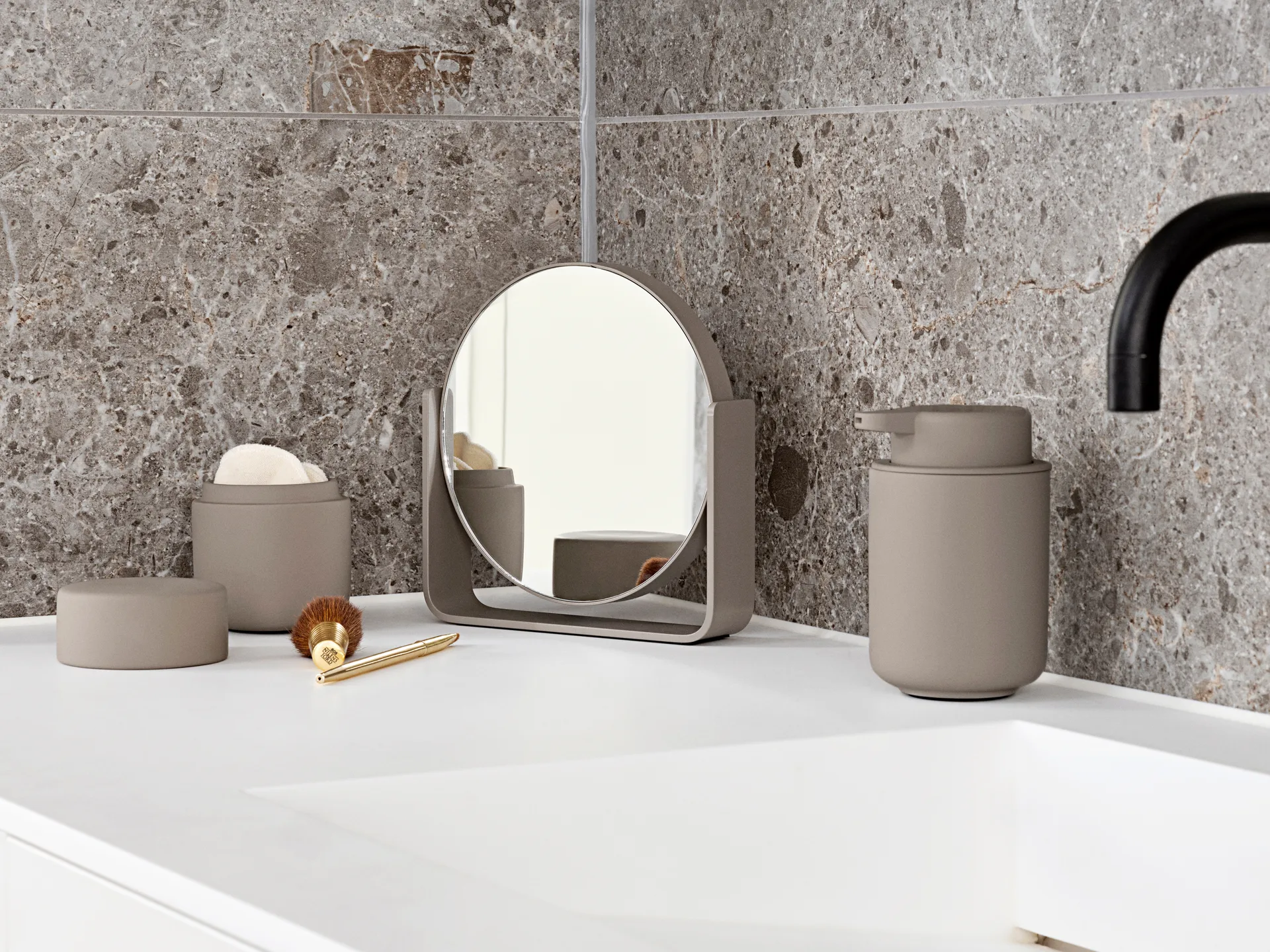 Ume テーブルミラー 5倍拡大鏡 19x19.5 cm, Taupe Zone Denmark | ゾーン デンマーク