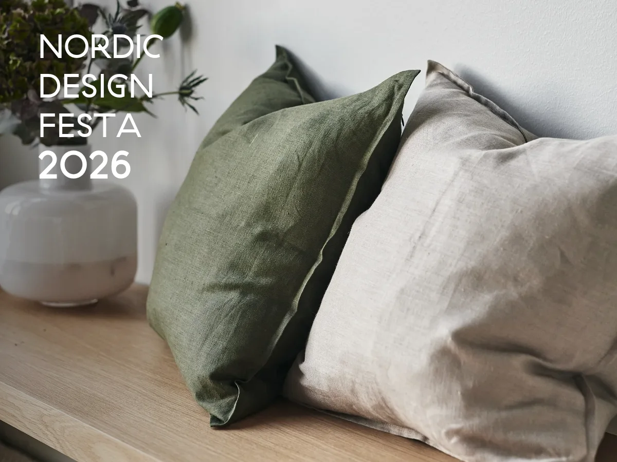 「NORDIC DESIGN FESTA 2026」の文字、緑とベージュのリネンクッション、白い花瓶と植物。
