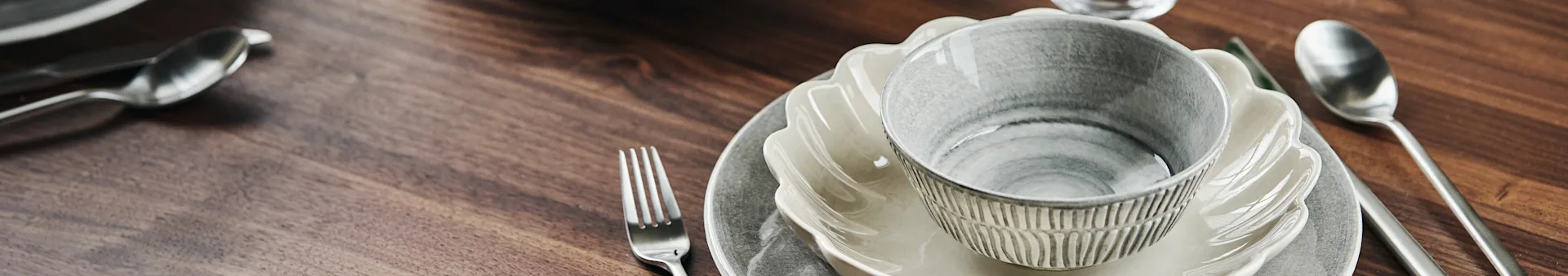 ノルディックネストでテーブルセッティングのヒントをチェック。ニュートラルなカラーでまとめたマテュースのボウル＆プレートのように北欧らしさを食卓に。
