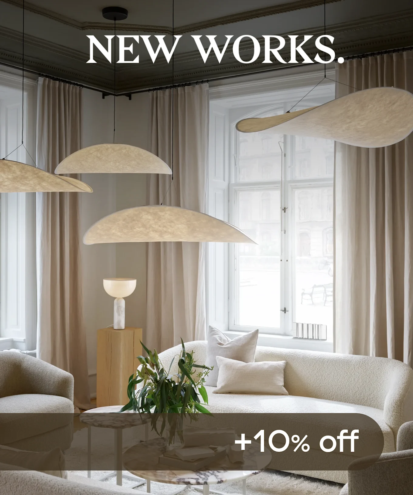 ユニークな明るいペンダントランプ、質感のあるソファ、テーブルランプがあるモダンなリビングルーム。テキスト: NEW WORKS. 10%オフ。