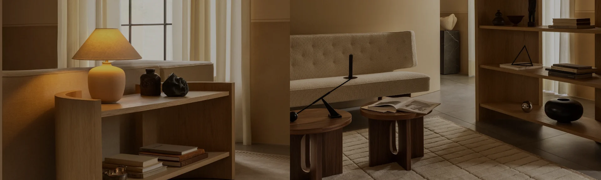 ベージュのソファ、木製サイドテーブル、装飾品と本が置かれた本棚など、ニュートラルカラーの家具で暖かく照らされたリビングルーム。